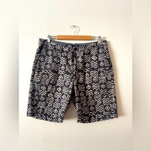 Vans Back & White Aztec Patterned Shorts - Men’s Size 36